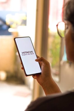 Batı Bangal, Hindistan - 09 Ekim 2021: Telefon ekranı görüntüsünde Hitachi logosu.