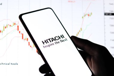 Batı Bangal, Hindistan - 09 Ekim 2021: Telefon ekranı görüntüsünde Hitachi logosu.
