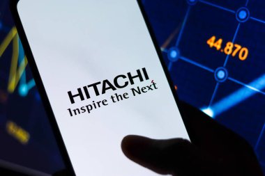 Batı Bangal, Hindistan - 09 Ekim 2021: Telefon ekranı görüntüsünde Hitachi logosu.