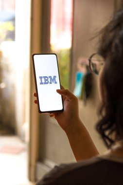 Batı Bangal, Hindistan - 09 Ekim 2021: Telefon ekranında IBM logosu.