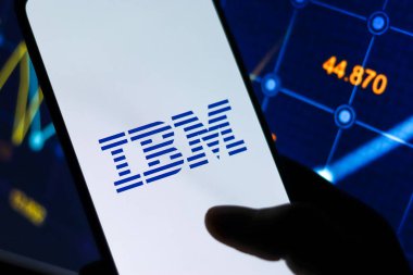 Batı Bangal, Hindistan - 09 Ekim 2021: Telefon ekranında IBM logosu.