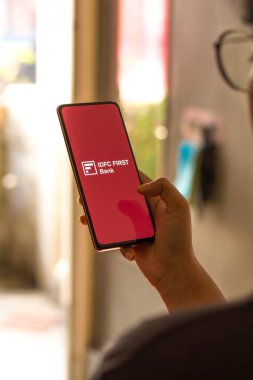 Batı Bangal, Hindistan - 09 Ekim 2021: IDFC FIRST Bank logosu telefon ekranı görüntüsünde.