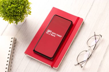 Batı Bangal, Hindistan - 09 Ekim 2021: IDFC FIRST Bank logosu telefon ekranı görüntüsünde.