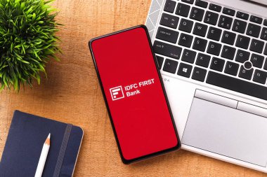 Batı Bangal, Hindistan - 09 Ekim 2021: IDFC FIRST Bank logosu telefon ekranı görüntüsünde.
