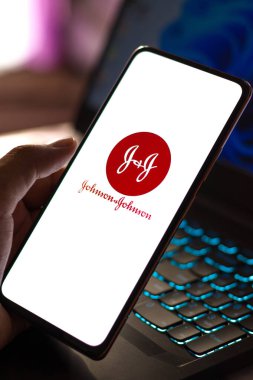 Batı Bangal, Hindistan - 09 Ekim 2021: Johnson ve Johnson logosu telefon ekranı görüntüsünde.