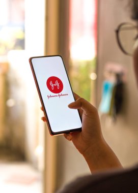 Batı Bangal, Hindistan - 09 Ekim 2021: Johnson ve Johnson logosu telefon ekranı görüntüsünde.