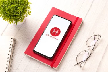 Batı Bangal, Hindistan - 09 Ekim 2021: Johnson ve Johnson logosu telefon ekranı görüntüsünde.