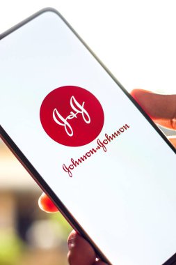 Batı Bangal, Hindistan - 09 Ekim 2021: Johnson ve Johnson logosu telefon ekranı görüntüsünde.