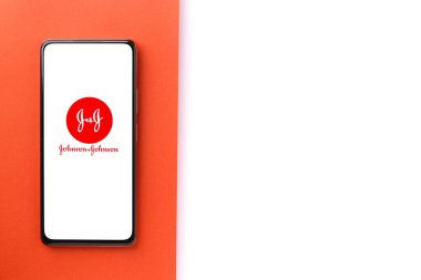 Batı Bangal, Hindistan - 09 Ekim 2021: Johnson ve Johnson logosu telefon ekranı görüntüsünde.