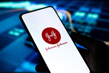Batı Bangal, Hindistan - 09 Ekim 2021: Johnson ve Johnson logosu telefon ekranı görüntüsünde.