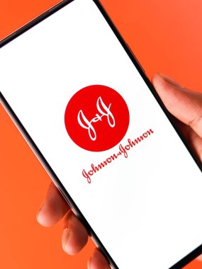 Batı Bangal, Hindistan - 09 Ekim 2021: Johnson ve Johnson logosu telefon ekranı görüntüsünde.