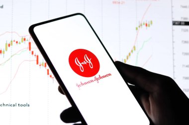 Batı Bangal, Hindistan - 09 Ekim 2021: Johnson ve Johnson logosu telefon ekranı görüntüsünde.