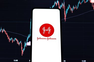 Batı Bangal, Hindistan - 09 Ekim 2021: Johnson ve Johnson logosu telefon ekranı görüntüsünde.