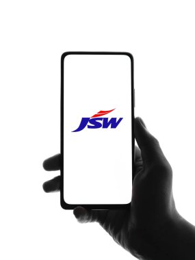 Batı Bangal, Hindistan - 09 Ekim 2021: Telefon ekranında JSW Steel logosu.