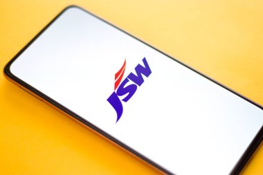 Batı Bangal, Hindistan - 09 Ekim 2021: Telefon ekranında JSW Steel logosu.