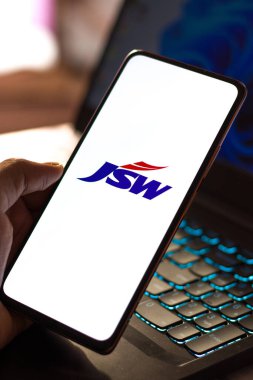 Batı Bangal, Hindistan - 09 Ekim 2021: Telefon ekranında JSW Steel logosu.