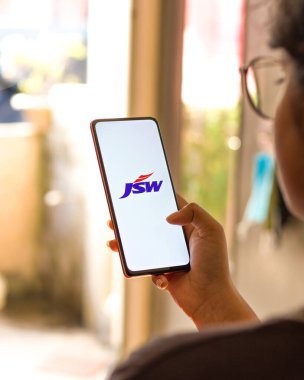Batı Bangal, Hindistan - 09 Ekim 2021: Telefon ekranında JSW Steel logosu.