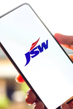 Batı Bangal, Hindistan - 09 Ekim 2021: Telefon ekranında JSW Steel logosu.