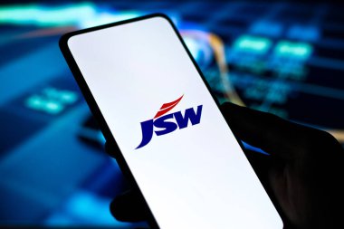 Batı Bangal, Hindistan - 09 Ekim 2021: Telefon ekranında JSW Steel logosu.