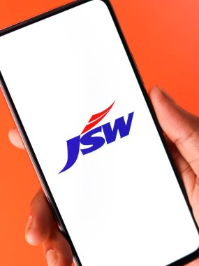 Batı Bangal, Hindistan - 09 Ekim 2021: Telefon ekranında JSW Steel logosu.