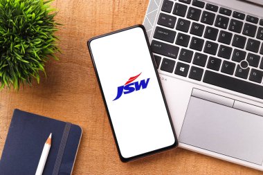 Batı Bangal, Hindistan - 09 Ekim 2021: Telefon ekranında JSW Steel logosu.