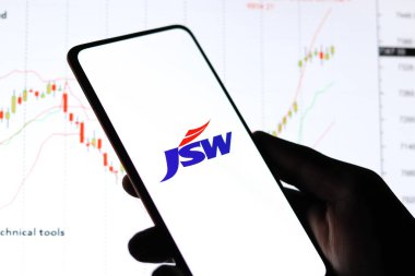 Batı Bangal, Hindistan - 09 Ekim 2021: Telefon ekranında JSW Steel logosu.