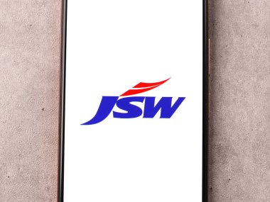 Batı Bangal, Hindistan - 09 Ekim 2021: Telefon ekranında JSW Steel logosu.