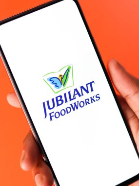 Batı Bangal, Hindistan - 09 Ekim 2021: Telefon ekranında Sevinçli Yemek İşleri logosu.