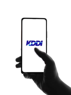 Batı Bangal, Hindistan - 09 Ekim 2021: Telefon ekranı görüntüsünde KDDI logosu.
