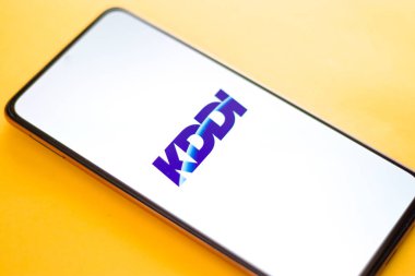 Batı Bangal, Hindistan - 09 Ekim 2021: Telefon ekranı görüntüsünde KDDI logosu.