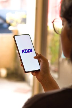 Batı Bangal, Hindistan - 09 Ekim 2021: Telefon ekranı görüntüsünde KDDI logosu.