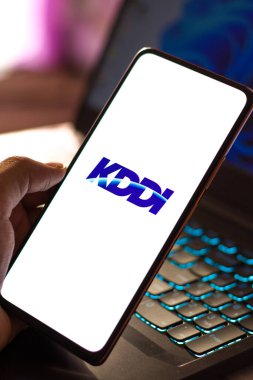 Batı Bangal, Hindistan - 09 Ekim 2021: Telefon ekranı görüntüsünde KDDI logosu.