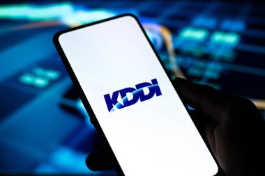 Batı Bangal, Hindistan - 09 Ekim 2021: Telefon ekranı görüntüsünde KDDI logosu.