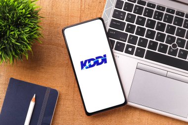 Batı Bangal, Hindistan - 09 Ekim 2021: Telefon ekranı görüntüsünde KDDI logosu.