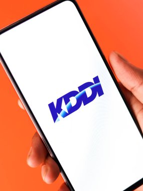 Batı Bangal, Hindistan - 09 Ekim 2021: Telefon ekranı görüntüsünde KDDI logosu.