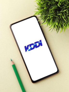 Batı Bangal, Hindistan - 09 Ekim 2021: Telefon ekranı görüntüsünde KDDI logosu.