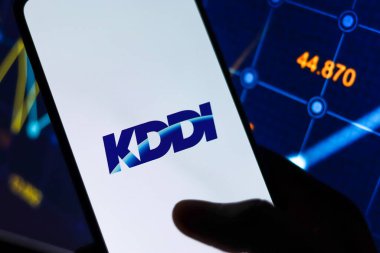 Batı Bangal, Hindistan - 09 Ekim 2021: Telefon ekranı görüntüsünde KDDI logosu.