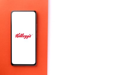 Batı Bangal, Hindistan - 09 Ekim 2021: Kellog 'un telefon ekranındaki logosu.