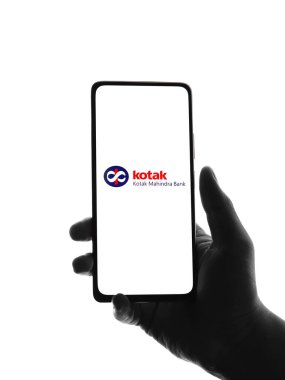 Batı Bangal, Hindistan - 09 Ekim 2021: Kotak Mahindra Bank logosu telefon ekranı görüntüsü.