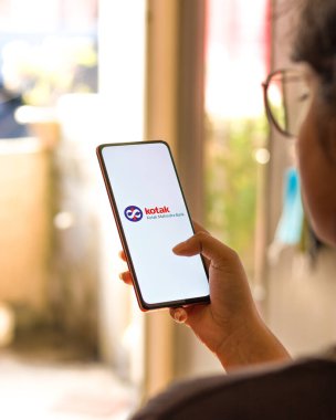Batı Bangal, Hindistan - 09 Ekim 2021: Kotak Mahindra Bank logosu telefon ekranı görüntüsü.