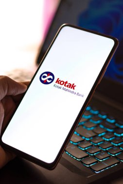 Batı Bangal, Hindistan - 09 Ekim 2021: Kotak Mahindra Bank logosu telefon ekranı görüntüsü.