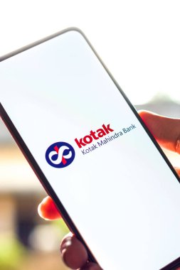 Batı Bangal, Hindistan - 09 Ekim 2021: Kotak Mahindra Bank logosu telefon ekranı görüntüsü.
