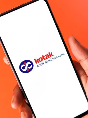 Batı Bangal, Hindistan - 09 Ekim 2021: Kotak Mahindra Bank logosu telefon ekranı görüntüsü.