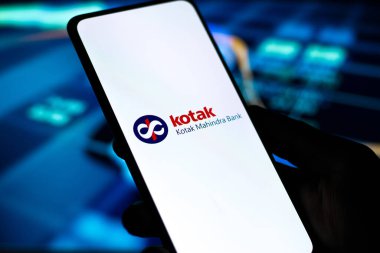 Batı Bangal, Hindistan - 09 Ekim 2021: Kotak Mahindra Bank logosu telefon ekranı görüntüsü.