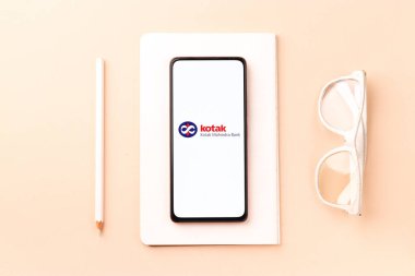 Batı Bangal, Hindistan - 09 Ekim 2021: Kotak Mahindra Bank logosu telefon ekranı görüntüsü.