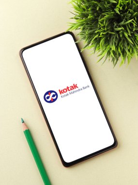 Batı Bangal, Hindistan - 09 Ekim 2021: Kotak Mahindra Bank logosu telefon ekranı görüntüsü.