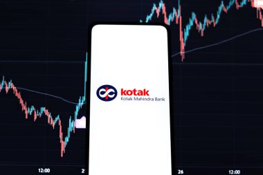 Batı Bangal, Hindistan - 09 Ekim 2021: Kotak Mahindra Bank logosu telefon ekranı görüntüsü.