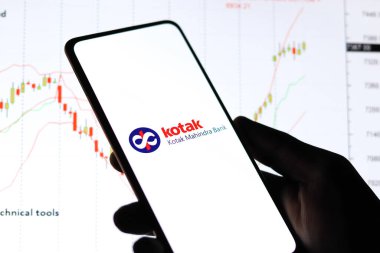 Batı Bangal, Hindistan - 09 Ekim 2021: Kotak Mahindra Bank logosu telefon ekranı görüntüsü.