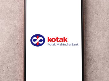Batı Bangal, Hindistan - 09 Ekim 2021: Kotak Mahindra Bank logosu telefon ekranı görüntüsü.