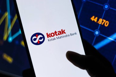 Batı Bangal, Hindistan - 09 Ekim 2021: Kotak Mahindra Bank logosu telefon ekranı görüntüsü.